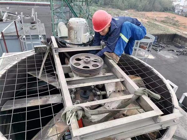 冷卻塔電機軸承出現異響更換,冷卻塔電機風機維修更換